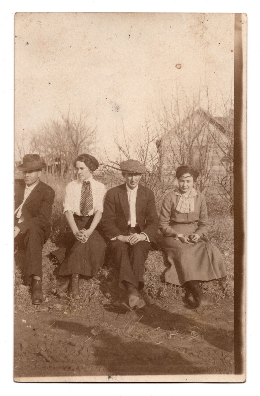 RPPC POSTCARD CIRCA 1910s YOUNG MEN & LADIES OUTSIDE OF HOUSE IN NATURE UNPOSTED