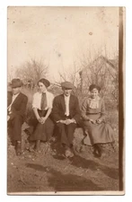 RPPC POSTCARD CIRCA 1910s YOUNG MEN & LADIES OUTSIDE OF HOUSE IN NATURE UNPOSTED