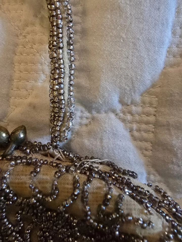 Cartera Bélgica de 1920 con cuentas a mano con asa con cuentas, broche de metal, bisagras, cuentas adicionales Foto 4 de 4