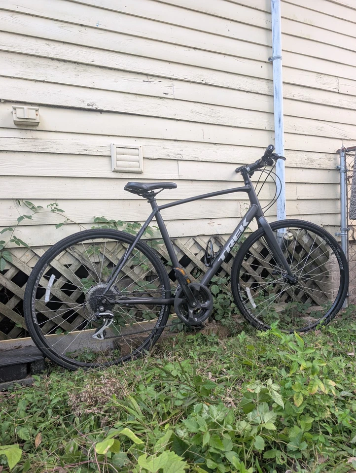 Bicicleta de Carretera Trek FX2 Ligeramente Usada Excelente Estado Cuadro de Aluminio 22.5 Pulgadas Foto 2 de 4