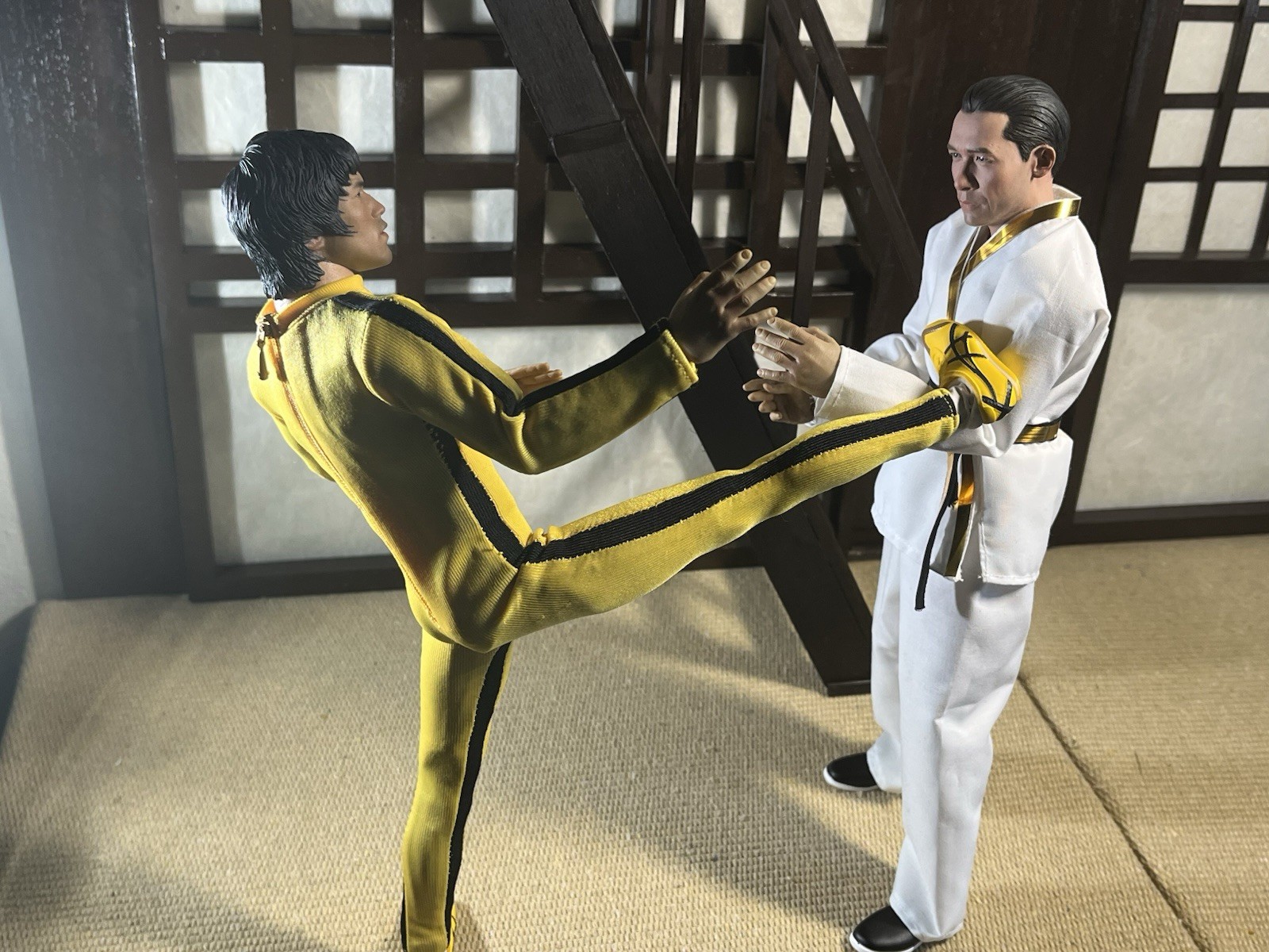 BRUCE LEE GAME OF DEATH 1:6 ACTION FIGURE & HAKKIDO MAN-2 FIGURES + WEAPONS. thumbnail 15