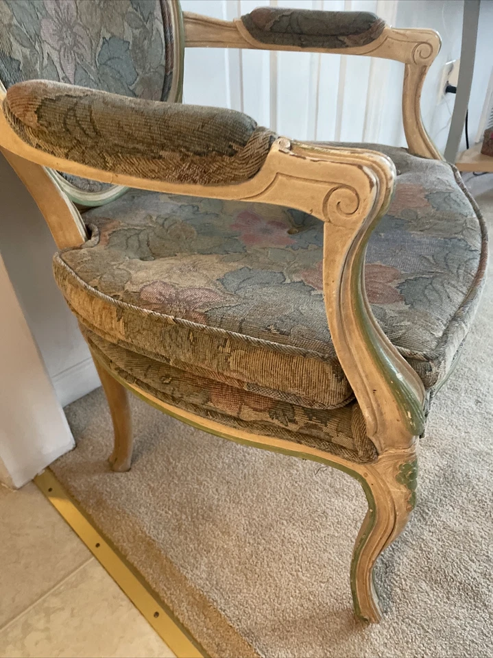 Silla estilo francés brazo abierto tapizada tapizada tapiz tela verde resaltados de colección. Foto 3 de 4