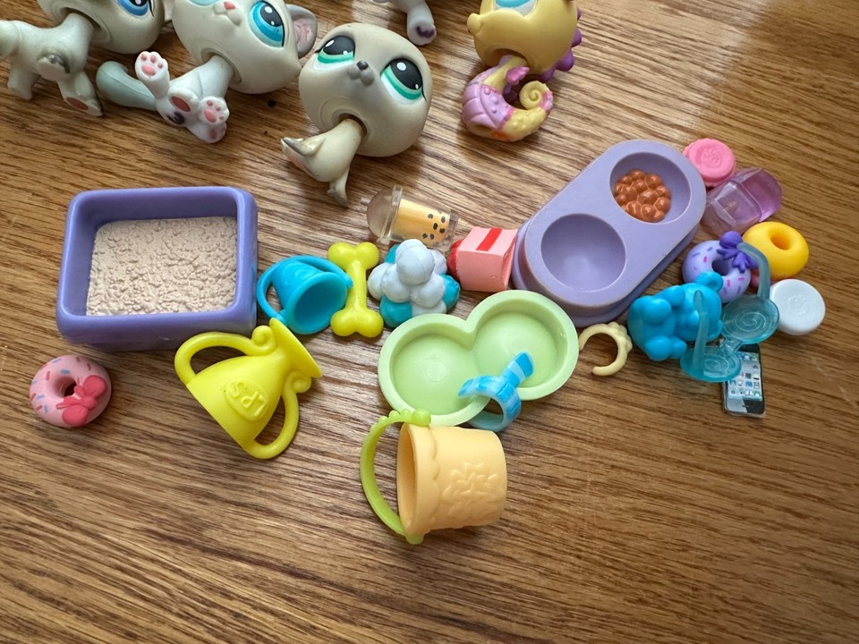 Figurine Littlest Pet Shop HASBRO N°325 - Chien Teckel Avec Jupe Et Aimant - Occasion