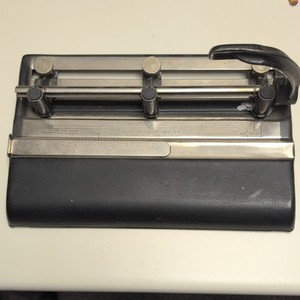 Master Products Mfg. Co. Series 25 Adjustable 3-Hole Paper Punch