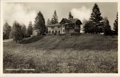 Ak Oberammergau in Oberbayern, Haus auf einem Hügel, Bäume, Wiese,... - 4933846