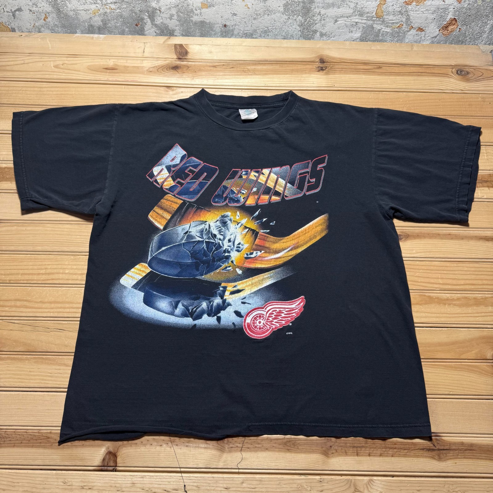 Vintage 90s Detroit Red Wings NHL Hockey Puck Exploding Graphic T-Shirt Size XL
