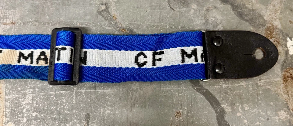 Correa de guitarra de nailon vintage usada hecha en Italia C F Martin azul y blanco Foto 3 de 4