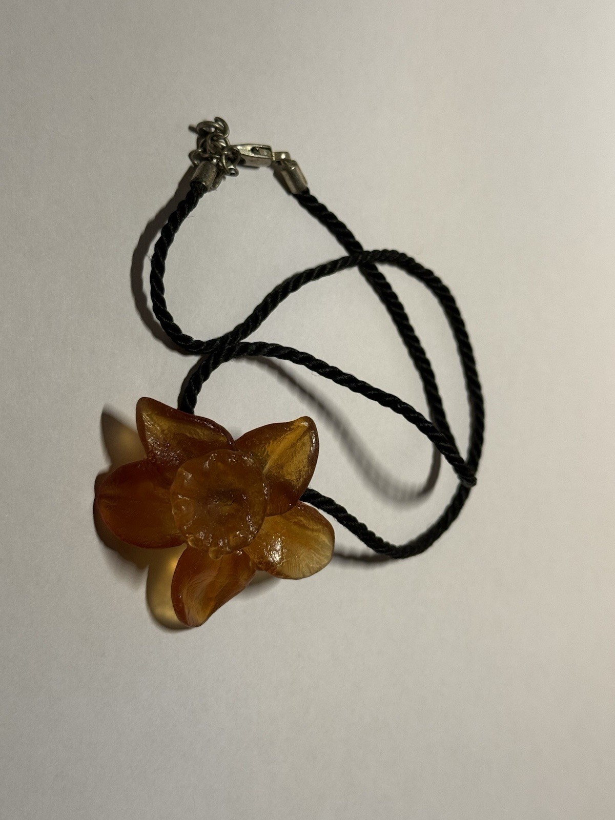 Pendentif Daum fleur en pâte de verre ambrée collier femme artisanal