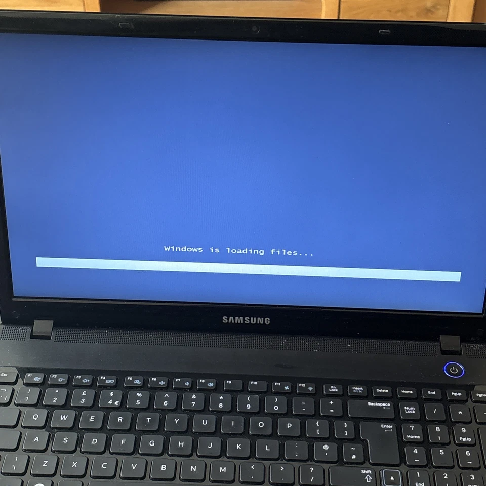 Samsung Laptop NO300E5A with Charger and recovery Disk  - Image 4 of 4