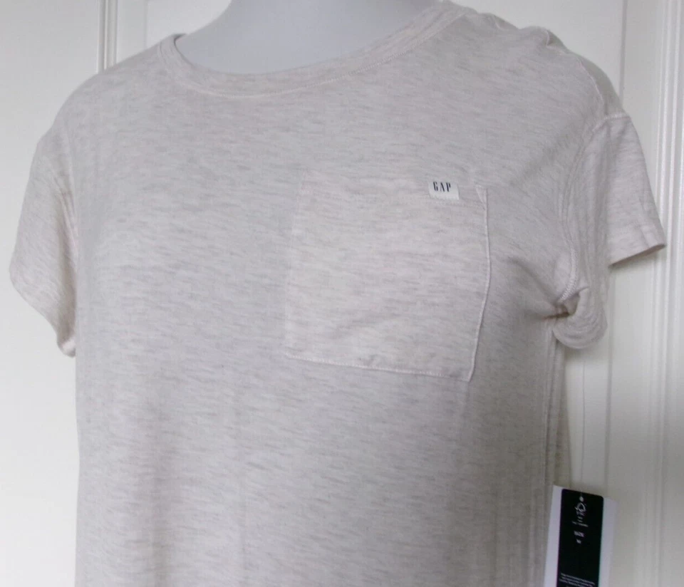 Camisa para dormir manga gorra cuerpo Gap talla grande gris claro (avena) logo en el bolsillo Foto 2 de 3