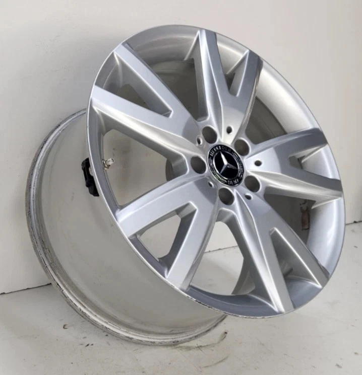 Llanta trasera Mercedes Benz CLS550 AMG 2012-2018 18x9,5 5 radios dobles con tapa OEM Foto 2 de 4