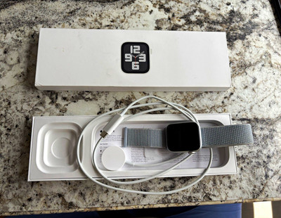 Apple Watch SE 40mm Silver Aluminum Case Gray Nylon Band