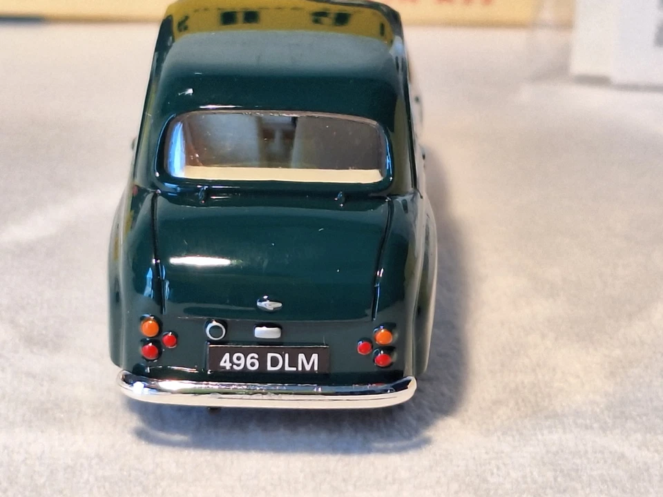 LLEDO VANGUARDS 1:43 AUSTIN A35 SALOON - DARK GREEN VA23000 - Image 4 of 4