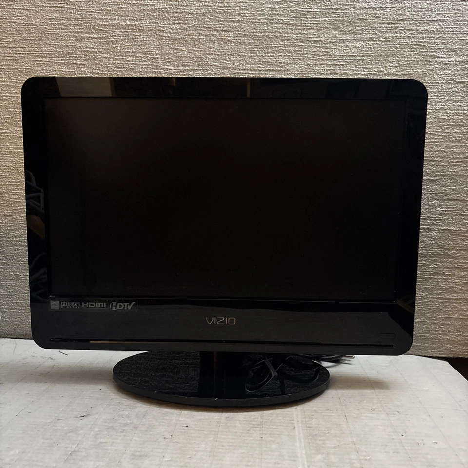 Vizio VA19L HDTV10T 19" 720p HD LCD TV Black WORKS EUC - NO REMOTE - Image 2 of 4