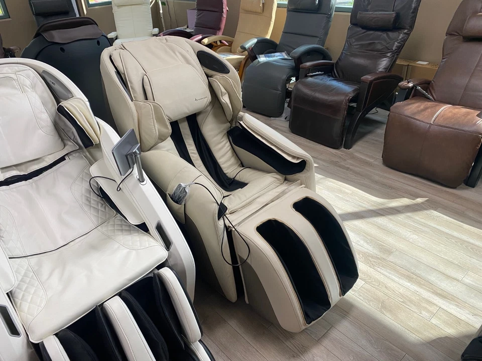 Silla reclinable de masaje de gravedad cero Cream Human Touch Quies + calor lumbar doble Foto 2 de 4