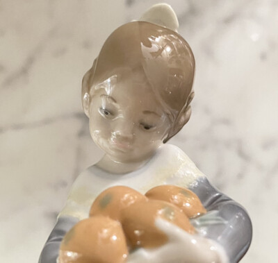 リヤドロ　バレンシアの少女 　♯4841 Lladro Porcelain #4841 'Valencian Girl' Spanish Girl w/ Oranges