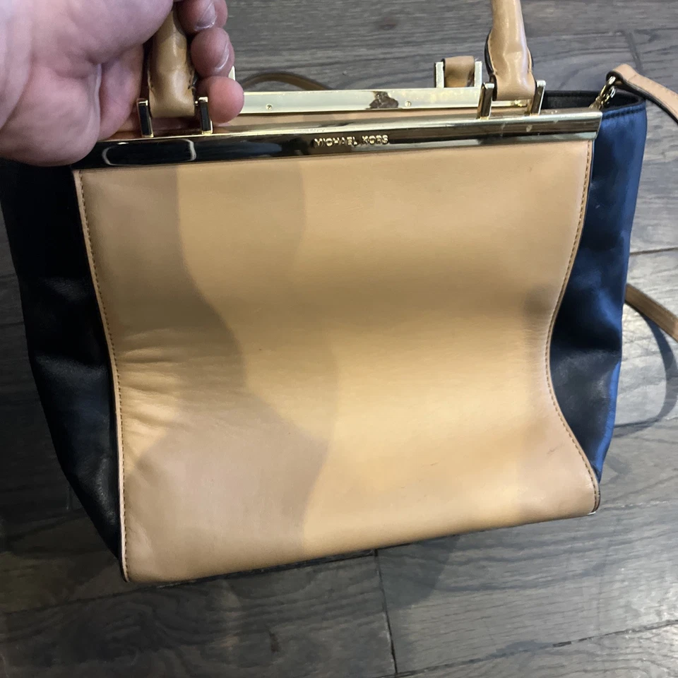 Bolso de hombro Michael Kors Ava Frame de cuero beige tostado dorado herrajes Foto 2 de 4