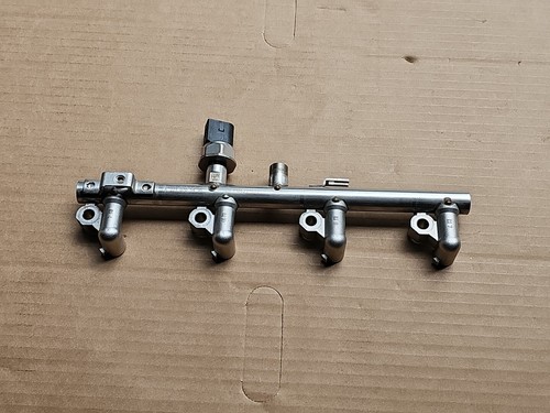 Mercedes Benz W204 W212 1,8 CGI Einspritzleiste Verteilerrohr A2710705495