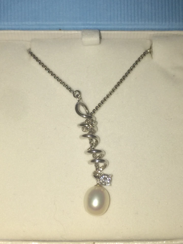 Cadena única de plata de ley 925 con sello con colgante de diamantes y perlas de circonita cúbica Foto 3 de 4