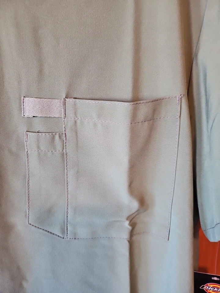 Blusa Médica Dickies Para Mujer Xtreme Elastizada Cuello en V DK715-CBLZ Grande, Color Oliva Foto 4 de 4