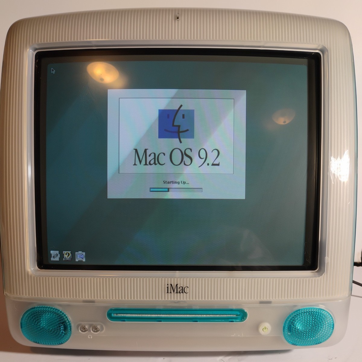 Vintage 2000 Apple iMac 2000 G3 computer in Blueberry Powers On