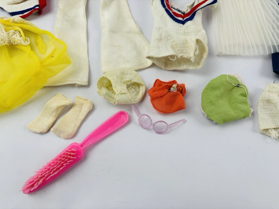 Lote de ropa y accesorios Barbie vintage años 60 (74 piezas) Foto 4 de 4