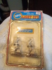 Vintage Pair Of Lionel RAILROAD CROSSING No 154 METAL MADE IN USA (LI121825-01)