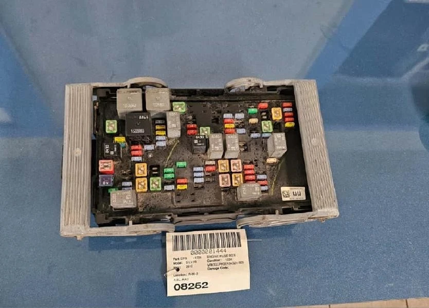 Conjunto de módulo de relé de caja de fusibles de motor Chevy Silverado 1500 2010-2013 OEM Foto 2 de 4