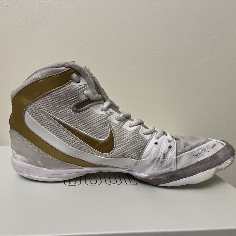 white and gold nike freeks