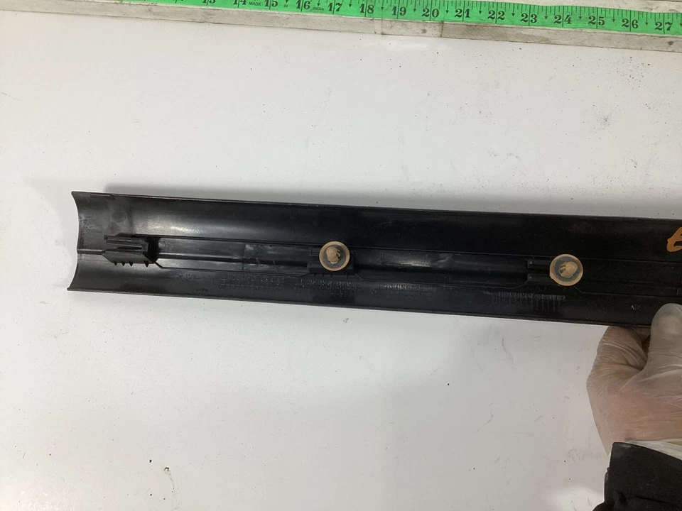 Panel de placa de desgaste del umbral de la puerta delantera derecha BMW 328i 2007-2013 7146764 OEM. Foto 3 de 4