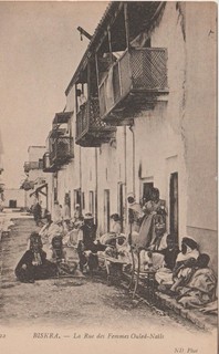 CPA AFRIQUE / ALGERIE / BISKRA / LA RUE DES FEMMES OUALED NAILS / ANIMEE