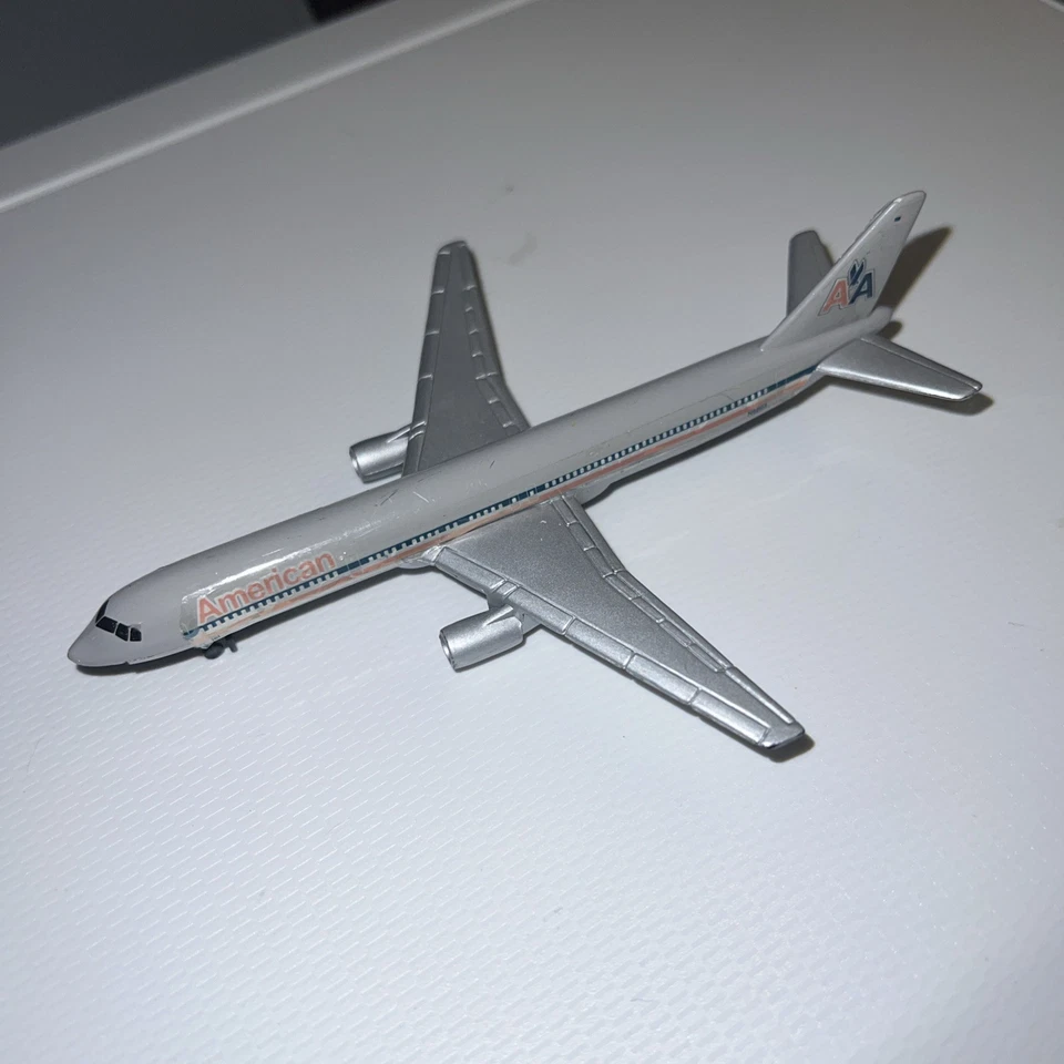 Modelo de avión fundido a presión Daron Realtoy American Air Lines Eagle librea de colección Foto 2 de 4