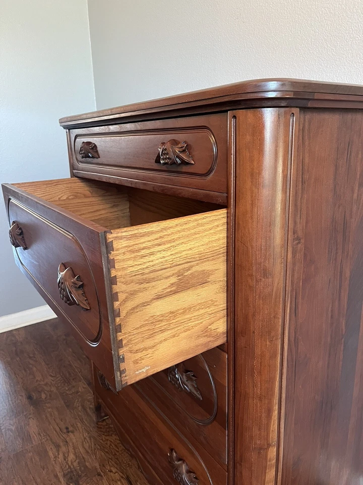 Cómoda de cereza Davis Cabinet Company, colección Lilian Russel. Se puede enviar. Foto 4 de 4
