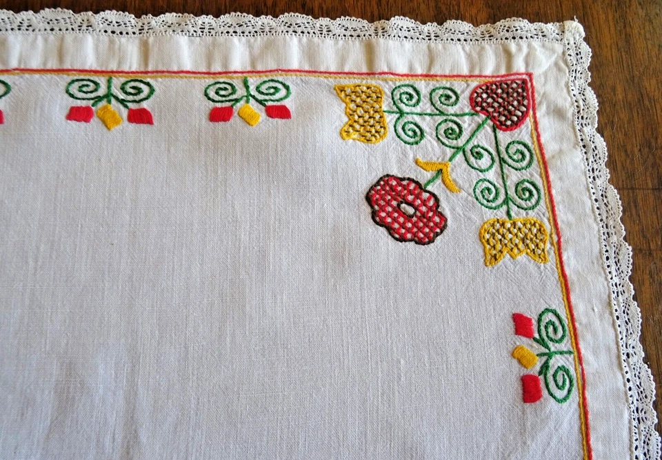 Napperon  en coton brodé à la main   . 43 cm x 29 cm - Photo 3/4
