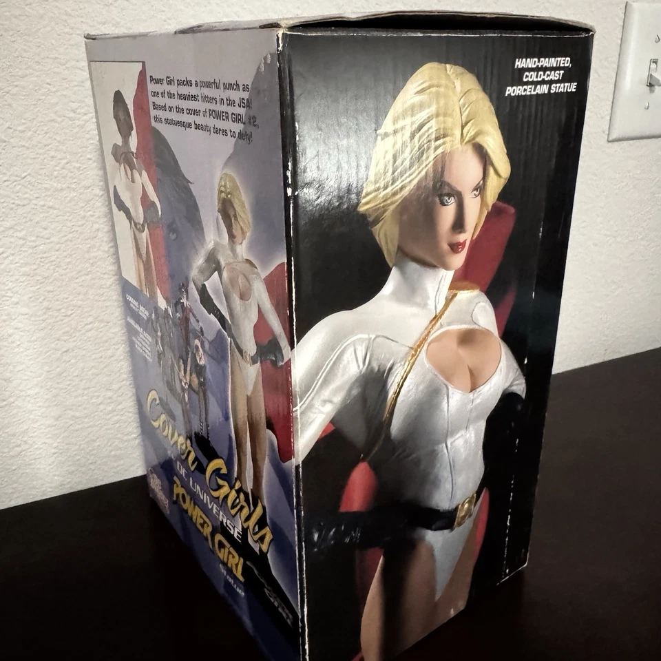Capa estátua DC Direct Power Girl meninas 2010 – Limitada 3338/5000 - Imagem 2 de 4