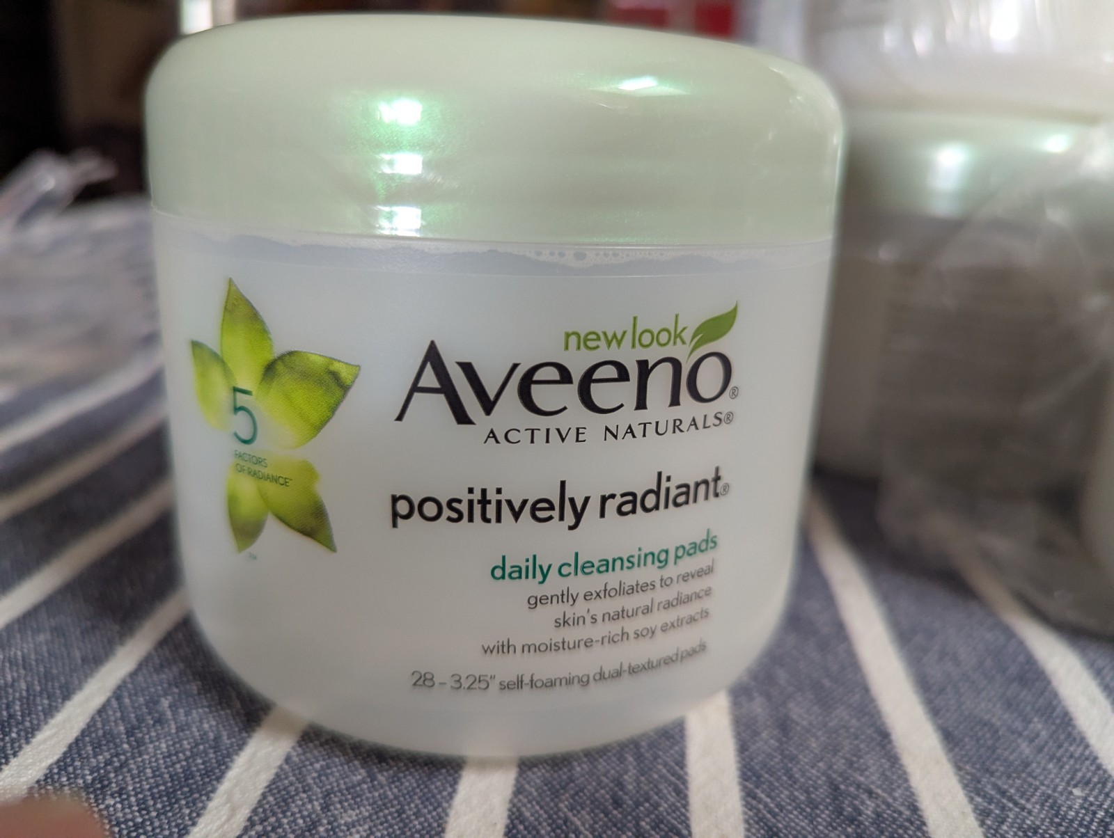 AVEENO Positively Radiant DAILY CLEANSING Self-Foaming Dual Texture Pads 28 ct