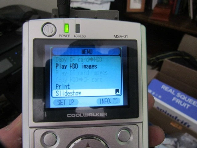 Visor de fotos digital Nikon CoolWalker MSV-01 30 GB con cargador y estuche encendido Foto 3 de 4