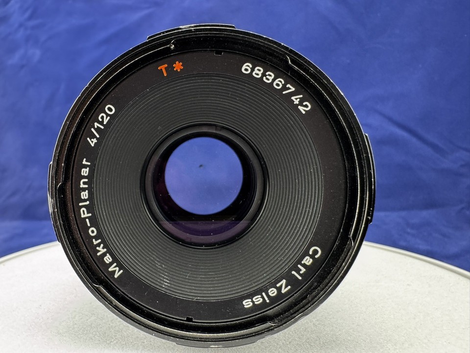 Can the Zeiss Makro-Planar 120mm f/4 lens be mounted on a Hasselblad 500