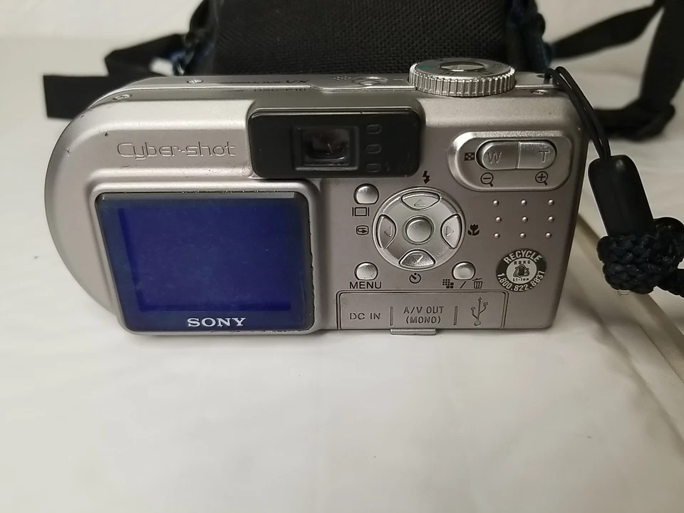 Sony Digital Camera Cybershot DSC-P10 5.0MP Silver 2 Batteries & 3 Memory Stick - Image 4 of 4
