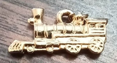 VINTAGE KLEINE 3D LOKOMOTIVE DAMPFLOK ZUG GELBGOLD CHARM/ANHÄNGER 18mm
