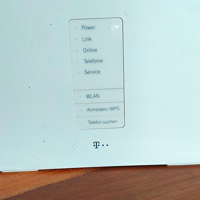 Telekom WLAN Router weiß mit WPS-Taste, LED-Anzeigen Power/Link/Online/Telefonie