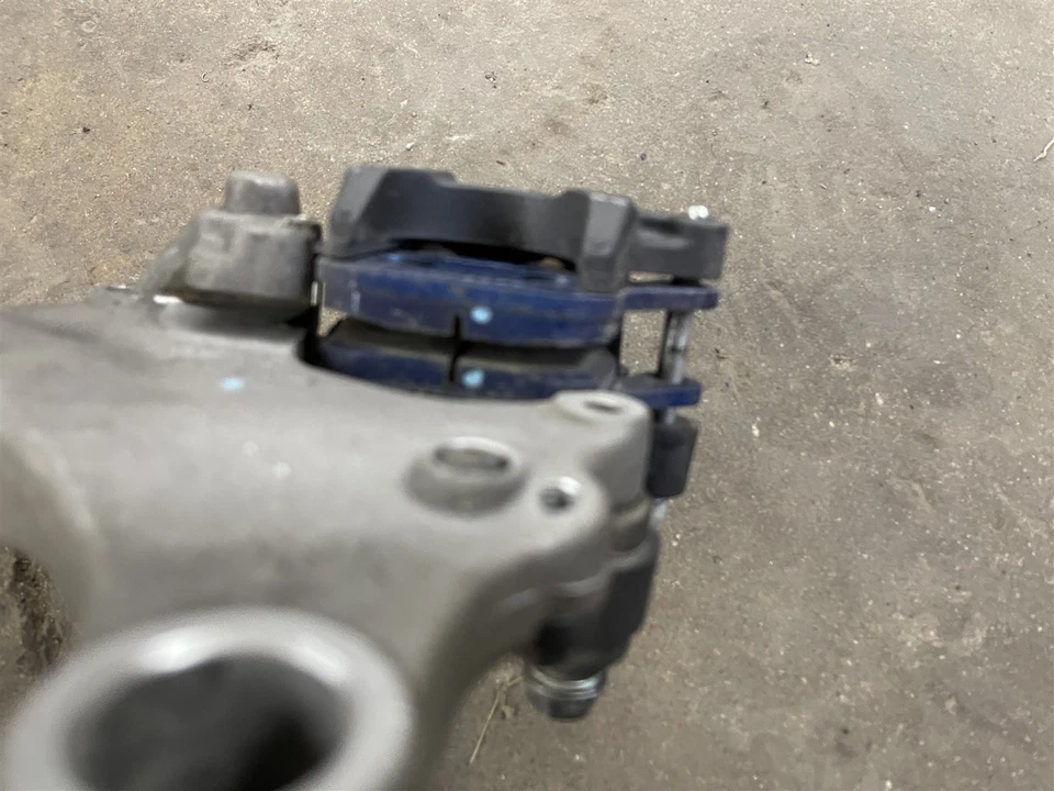 Pinza de freno trasera y montaje Honda CB650R CB 650 650R 18 19 20 21 22 23 24 25 OEM Foto 3 de 4