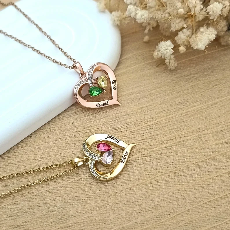 Collar colgante con nombre personalizado simulado corte pera de 2 quilates enchapado en oro amarillo de 14 k Foto 3 de 4