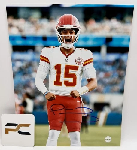 Patrick Mahomes ‘FLEX’ Signed KANSAS CITY CHIEFS 3x SB Champ 8x10 Photo (PC) COA