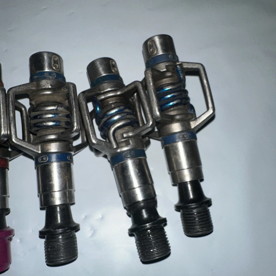 Лот из 6 (5) Crankbrothers взбиватель яиц 3 (3blue1red) - (1) взбиватель яиц 2 педали - Изображение 2 из 4