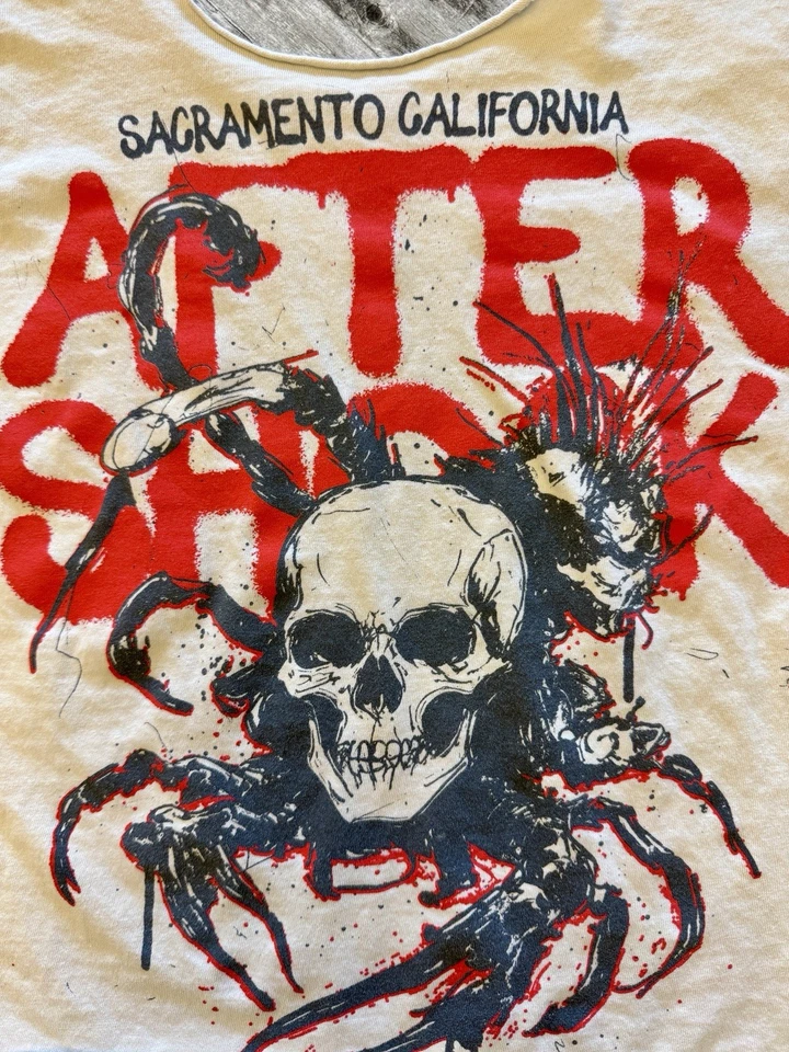 After Shock T 恤女式大号象牙音乐会音乐摇滚乐队节日标志 Y2K — 第 3/4 张图片