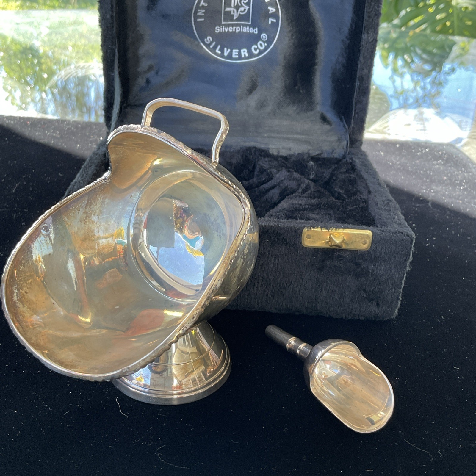 Vintage INTERNATIONAL SILVER CO. Silver Plated Salt Cellar/ Salt Pig with Spoon