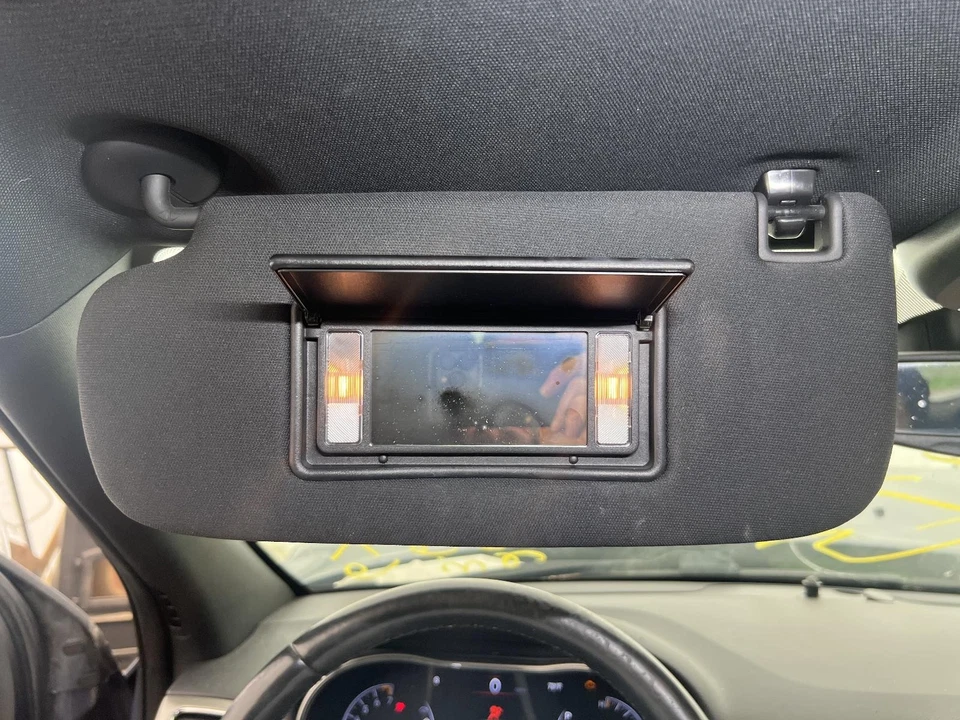 Used Left Sun Visor fits: 2020 Jeep Grand cherokee w/illumination Left Grade A - Imagem 2 de 4