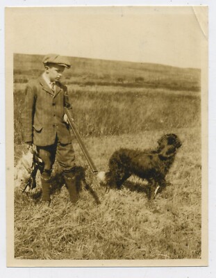 Junge auf Ente schießt mit Pistole & Hund Vintage 1930er Foto C35