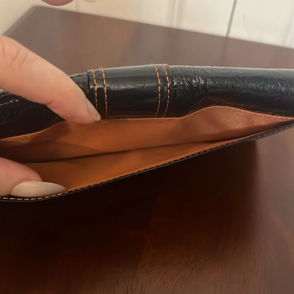 Cartera triple de charol azul marino azul oscuro firmada por L Erickson Foto 3 de 4